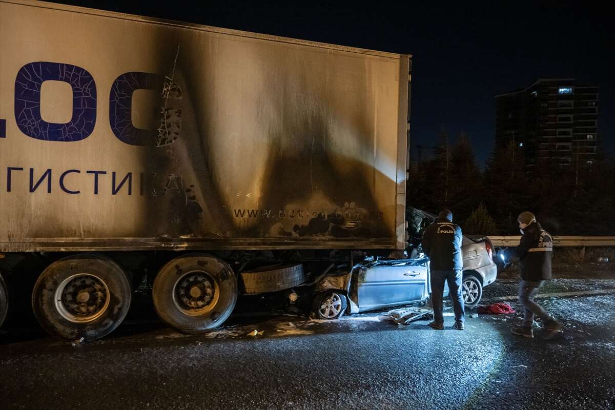 Trafikte facia! TIR’a çarpan otomobil alev aldı, sürücü öldü 7